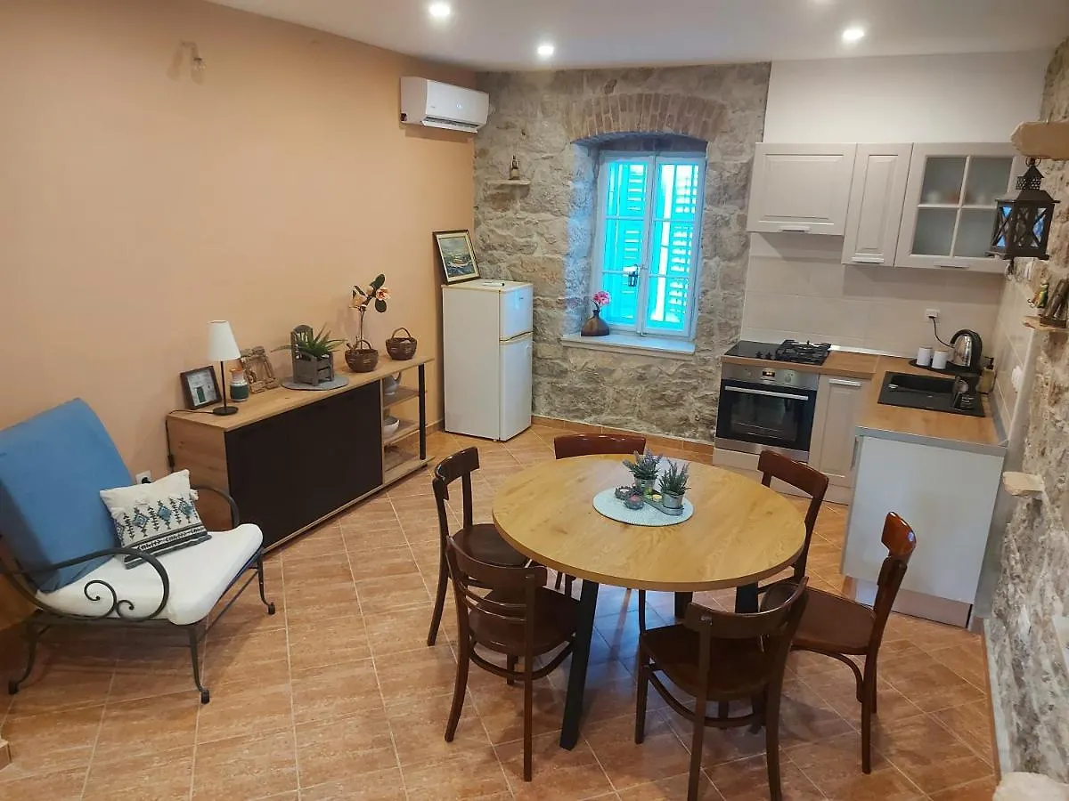 Apartment Holiday Home Pepe Banj
